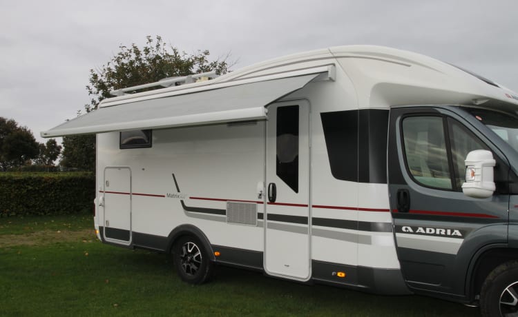 Camping-car familial de luxe Adria Matrix avec système de niveau automatique