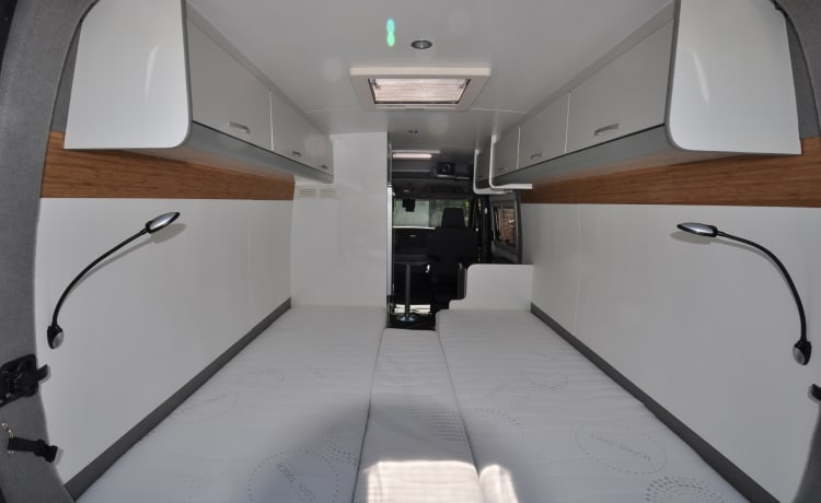 Fully equipped 2-person Renault camper van with bed up to 175 x 205 cm