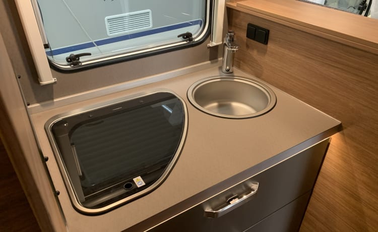 Cara core 700MEG – Luxe integraal mobilhome te huur Weinsberg