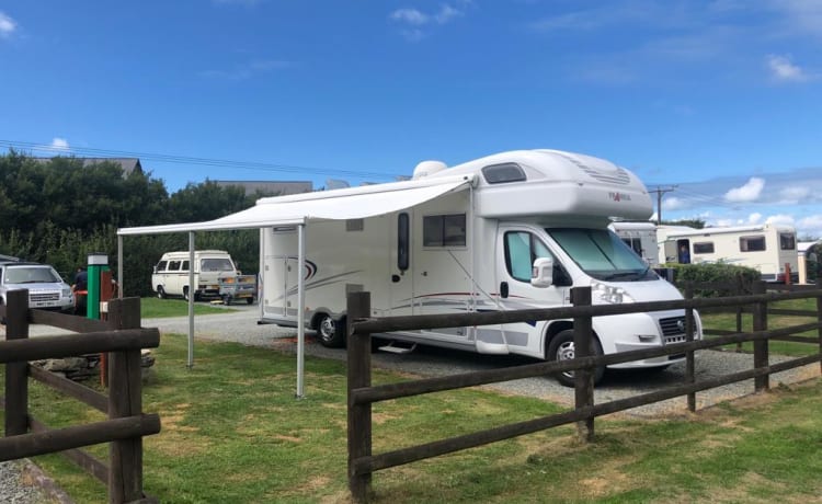 Franky – Frankia Six Berth Luxury Class Motorhome (C1 License required)