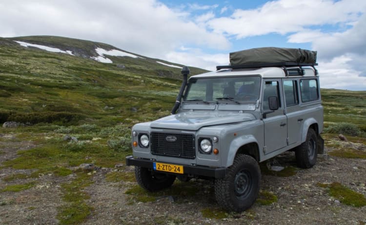 110 grijs – Land Rover Defender 110 with roof tent