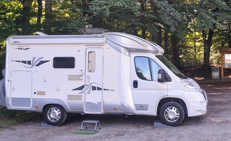 Very neat 6m camper for 3 people. Compact yet spacious!