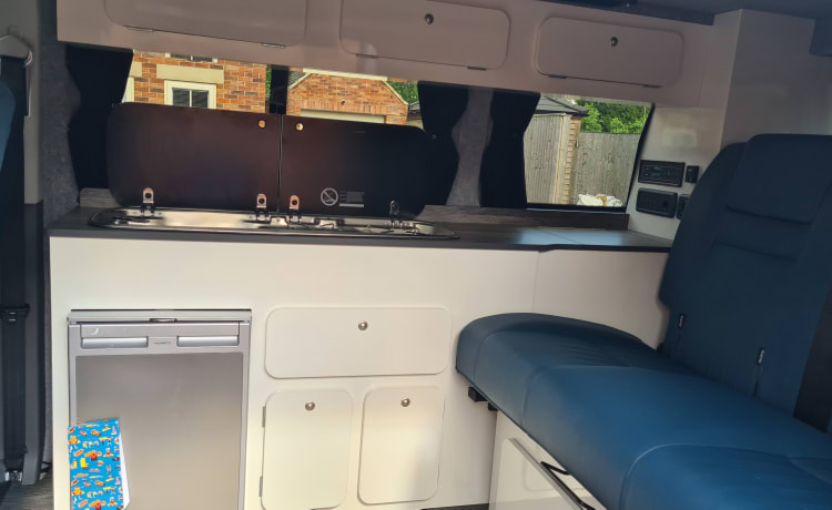 Conduisez 'The Falcon' - Notre camping-car VW T6.1 à 4 couchettes