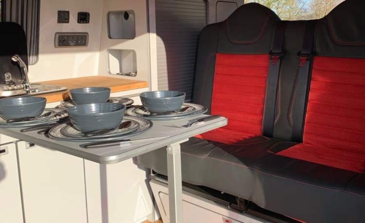 Oska – Atemberaubender VW T6 Campervan mit 4 Schlafplätzen
