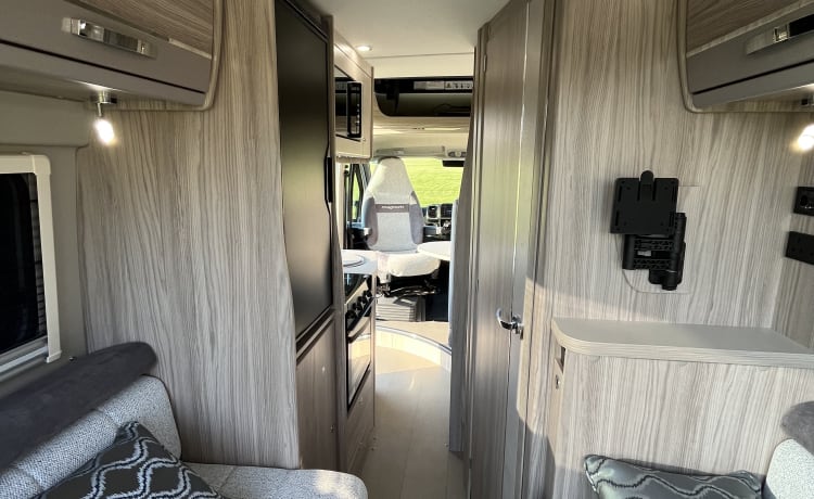 Ziggy – ZIGGY- Gloednieuwe automatische Elddis GTV80 camper voor zelfverhuur