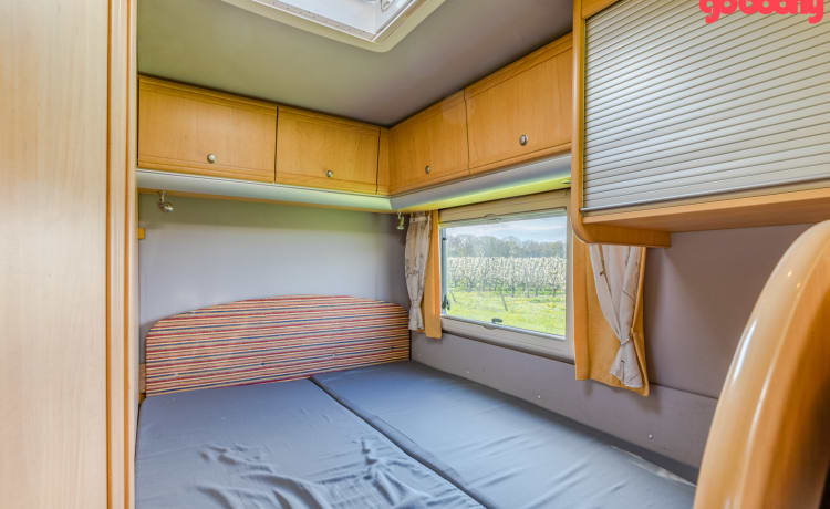 Mercedes Karmann Ontario - practical family camper