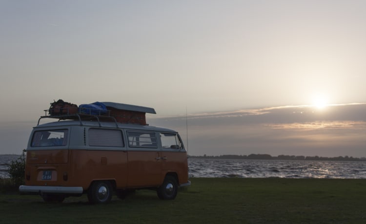 Maxima – A moment back in time with a Volkswagen T2 - Completely restored!