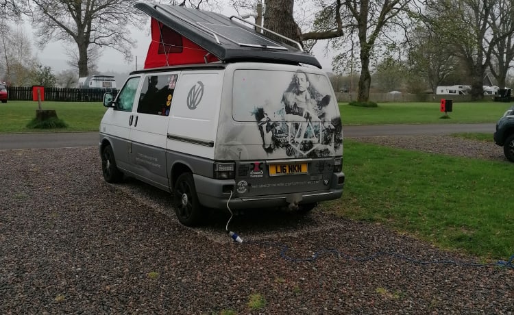 Link  – Opvallende Volkswagen T4 met 4 slaapplaatsen