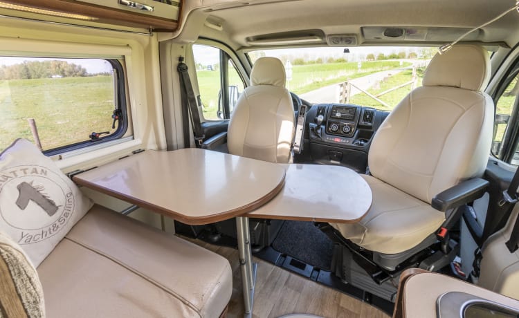 bus camper di lusso automatico con letto alla francese