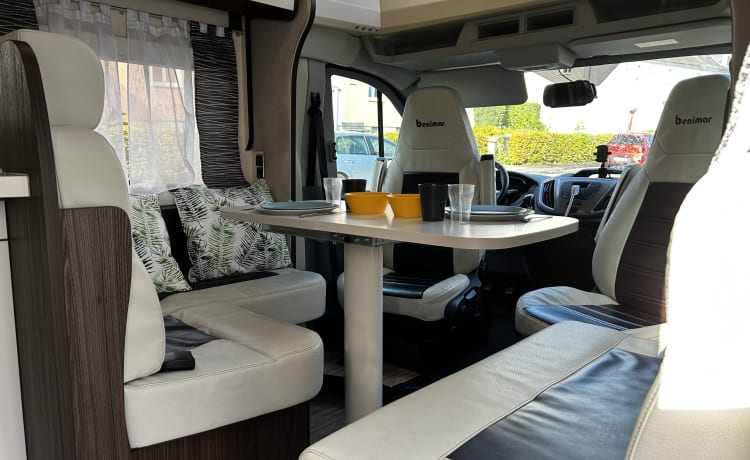 Camper voor 4 personen Airco, verwarming, tv, bagagerek