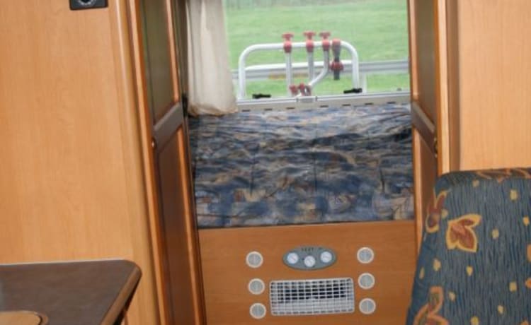 Joli camping-car familial avec couchages pour 4 personnes.