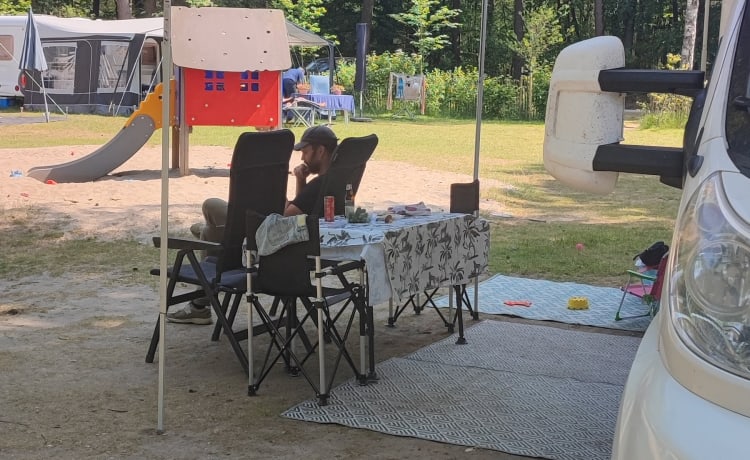 Zin in een tripje met een hele leuke familie camper? Lees snel verder ----> – Nette Mobilvetta alkoof camper. 