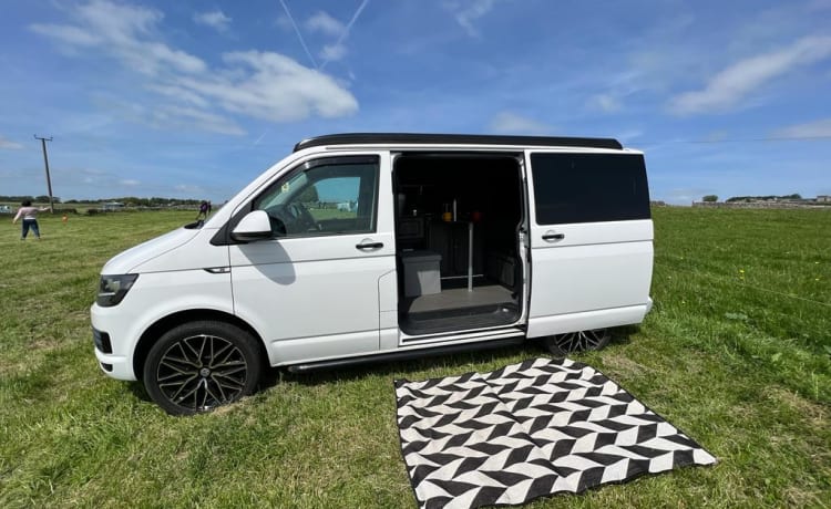 Carrie – 4-Berth Volkswagen Campervan from 2016