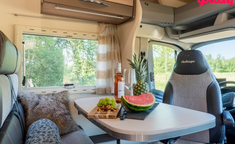 Challenger! – Ruime, moderne en luxe camper met 4 vaste slaapplekken - XL garage