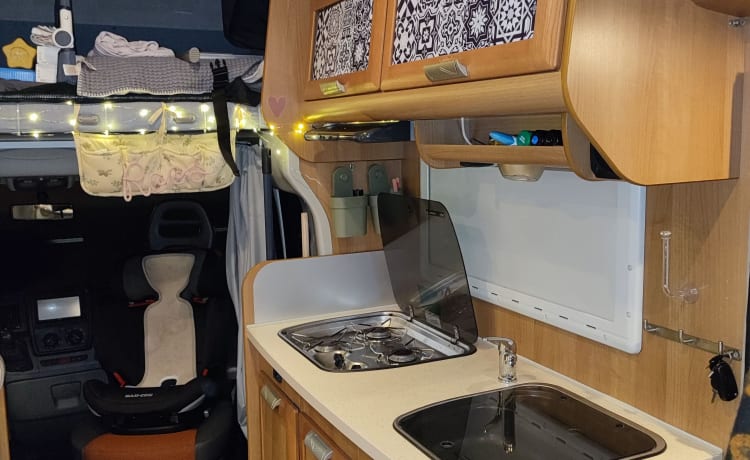 Zin in een tripje met een hele leuke familie camper? Lees snel verder ----> – Nette Mobilvetta alkoof camper. 