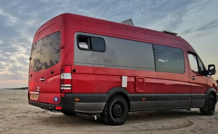 Big Red – Mercedes-Benz mit 3 Schlafplätzen (Off Grid Solar) Birmingham-Oxford