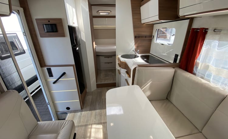 Pilote P746C –  Nieuwe, zeer luxe, uitgevoerde Pilote camper met 4 slaapplaatsen