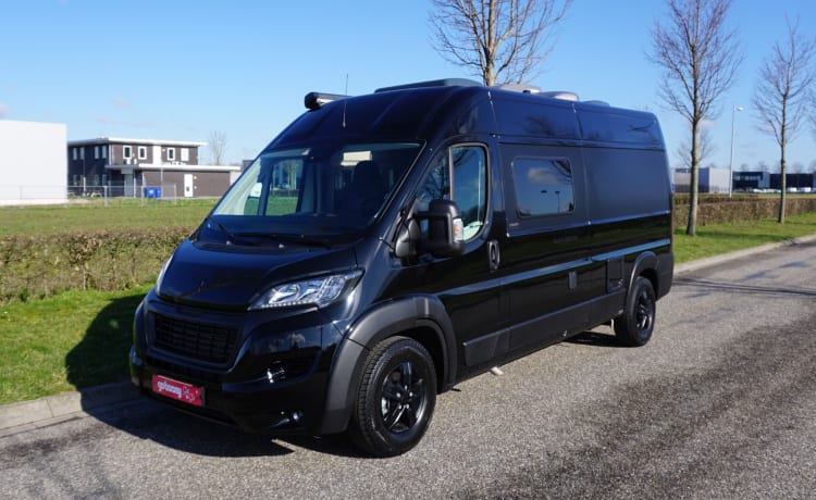 Zomer avontuur met deze all black edition Tourne Mobil camper.