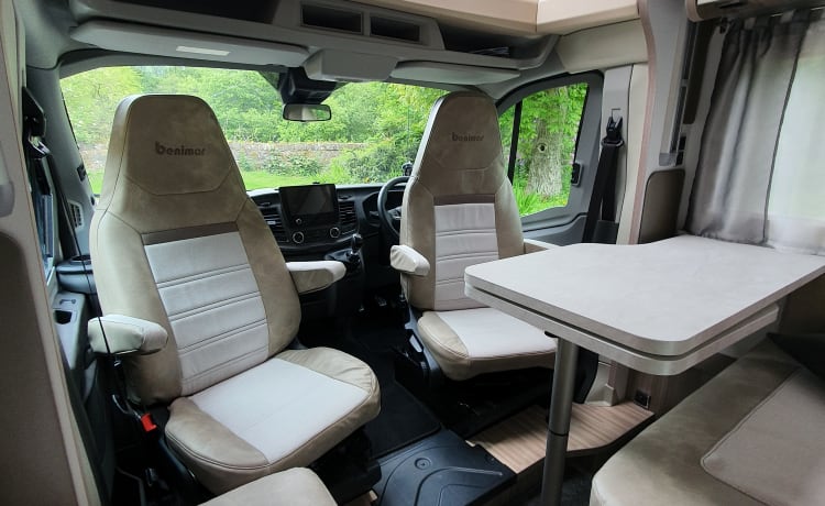 Luxury 4 Berth Benimar Tessoro 463 (2020)   