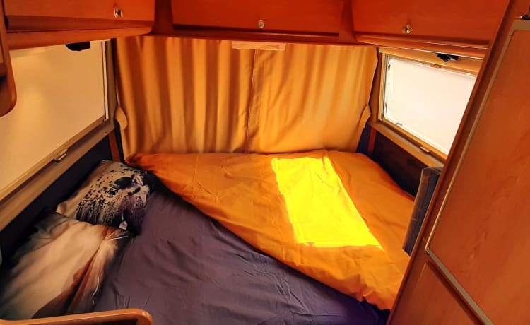 Camping-car d'usine compact mais spacieux avec siège rond confortable et pneus d'hiver