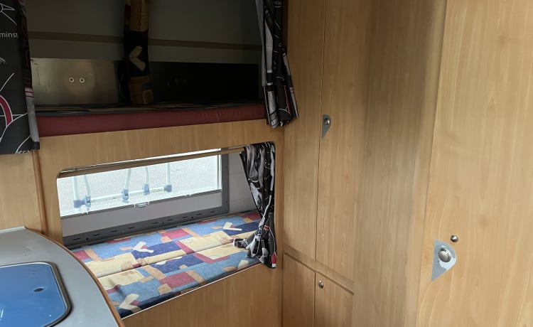 Fiat Ducato camper met stapelbed 