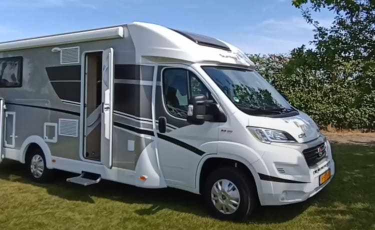 Sunlight T68 – Très beau camping-car Sunlight spacieux pour 4 personnes de 2018, beaucoup d'espace de rangement.