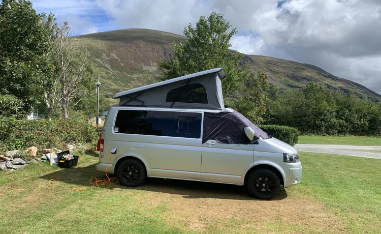 Vanessa  – VW T5.1 4 Berth Pop Top kampeerauto