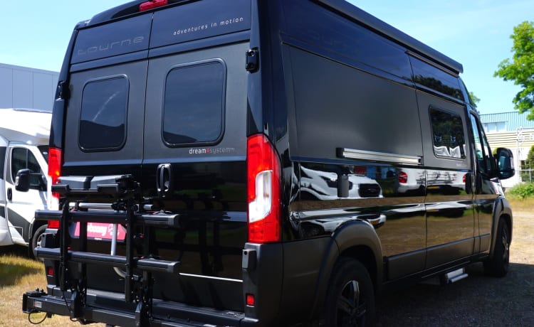 Zomer avontuur met deze all black edition Tourne Mobil camper.