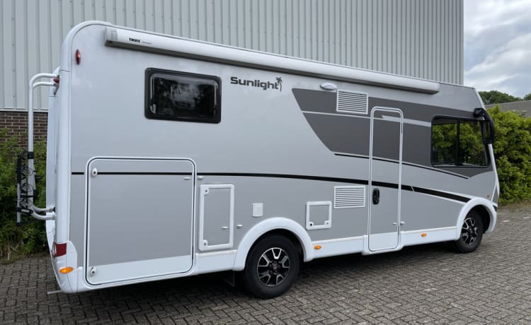 13/21 – Luxuriöser, kompletter Camper mit Längsbetten und einem ausziehbaren Bett!