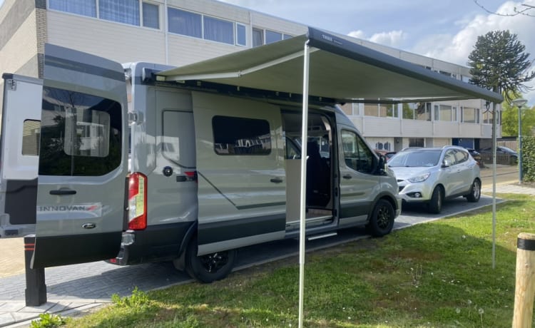 Nieuwe Camperbus Magnetic Grey – FORD LMC Innovan 590 camperbus uit 2024 Magnetic Grey