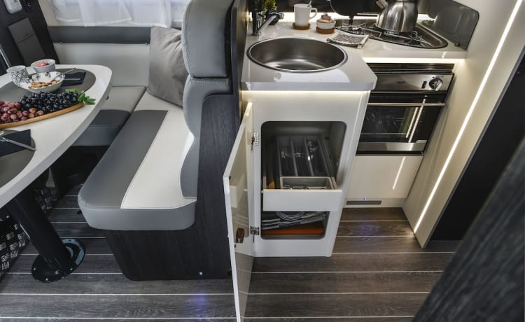 April – Rollerteam Zefiro 685. 2022 luxe 4-persoons camper. Bekend als 'April'.