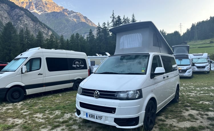 Hoogwaardige 4-persoons VW T5.1 pop-top campervan