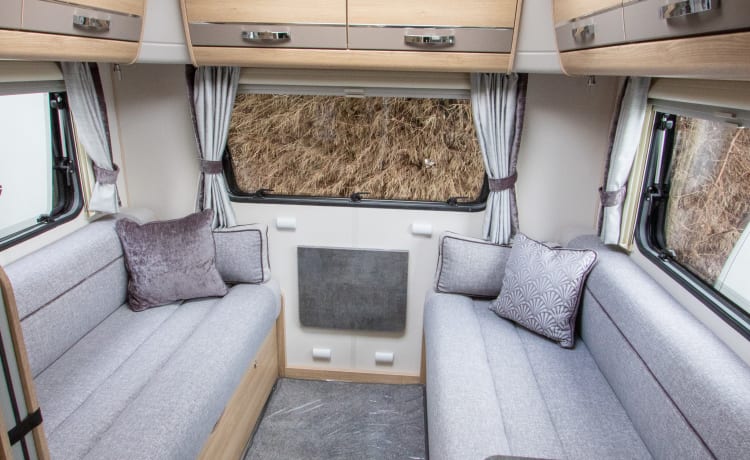 Luxe voor twee, comfort voor 4, knus voor 6; een mooie bijna nieuwe camper,