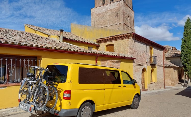 Autobus giallo VW T5 con interni moderni