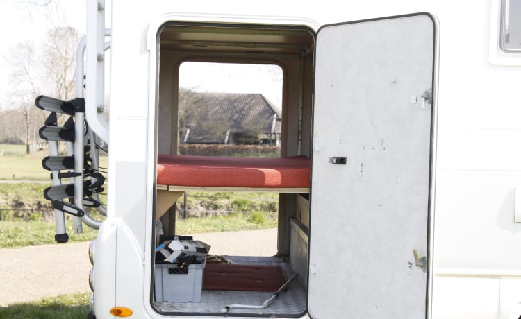 Spacious family camper Rimor NG8