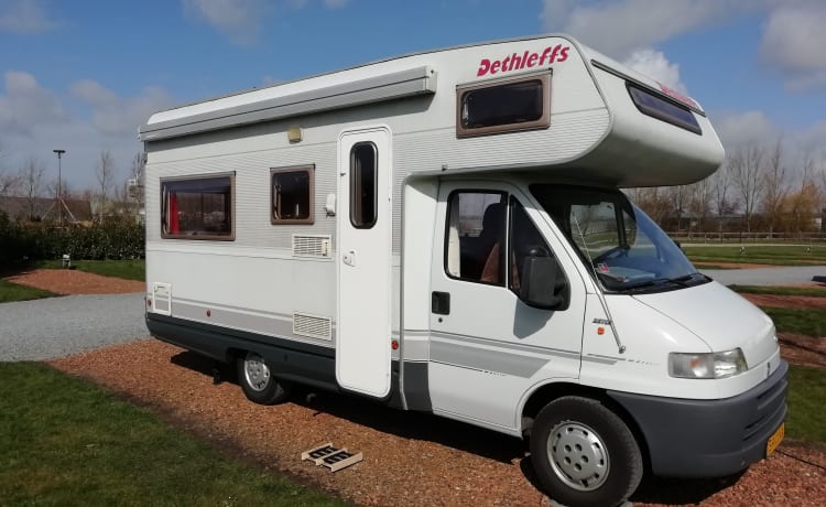 Complete and compact 5-person house on wheels