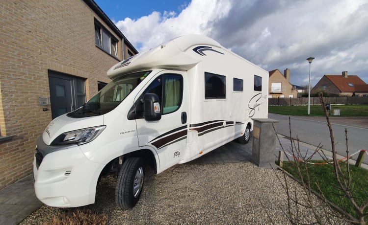 Start your freedom – Spacious MC Louis Sovereign 80 Semi-Integral