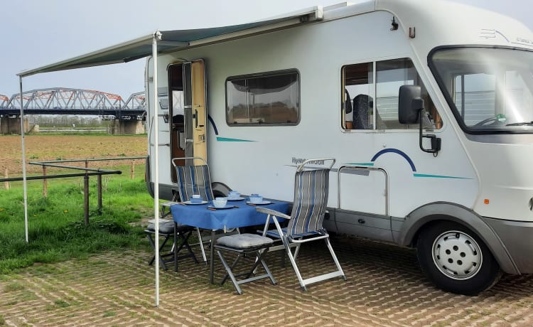 El Carasol – L'Hymer B544 5 personnes aime rencontrer les voyageurs qui souhaitent profiter du calme et de la tranquillité