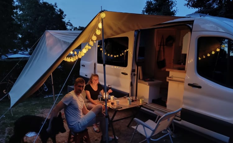 Johnnie – Camping-car 2p récemment non construit avec toutes les commodités