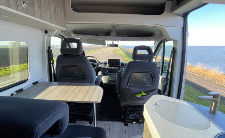 Jumper – Omgebouwde luxe camper bus (2023) 