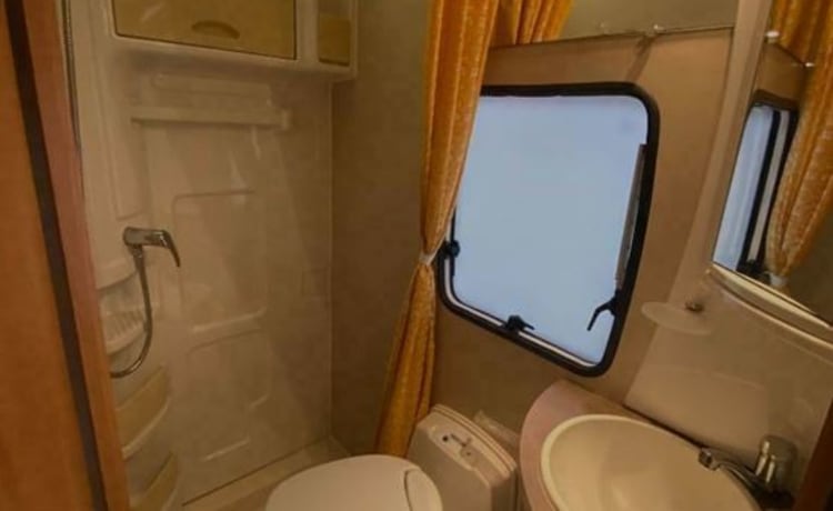 Spazioso Fiat Camper Chausson Flash per 4 persone con letto alla francese e letto basculante