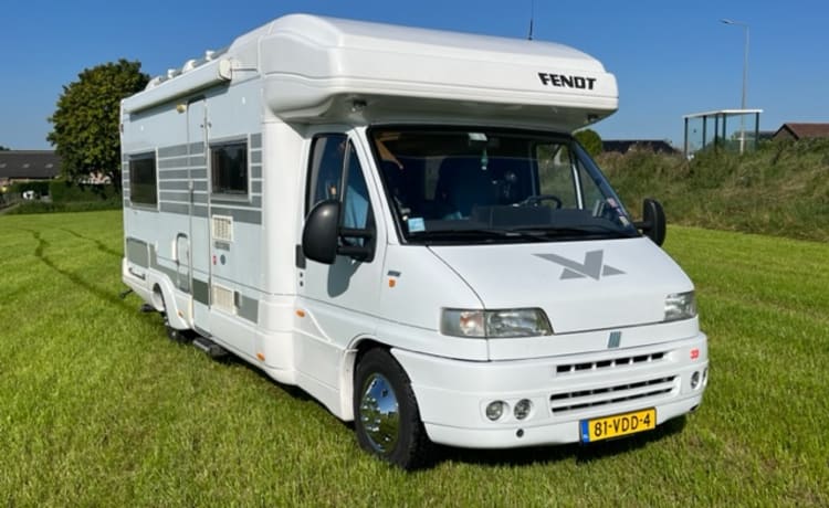 Beau camping-car Fiat Ducato pour 4 personnes, entièrement équipé.