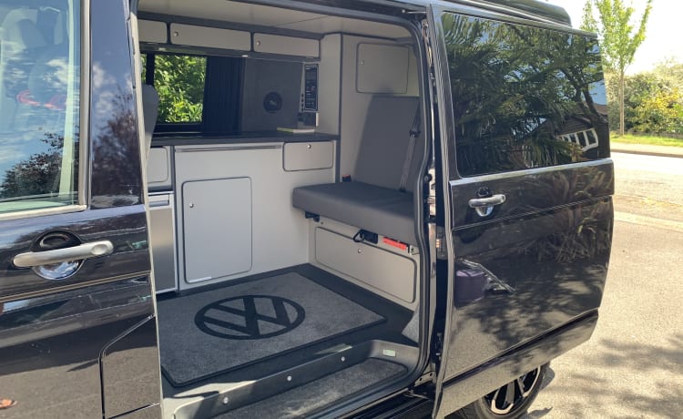 Captain B – Stylish Volkswagen T5 Campervan (With Heating!)