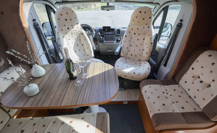 Van alle gemakken voorzien – Bellissimo camper Chausson autosufficiente con letto matrimoniale  