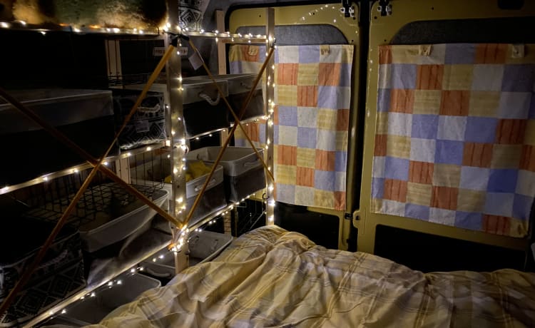 Vincent – un comodo camper Renault giallo con 2 posti letto del 2015