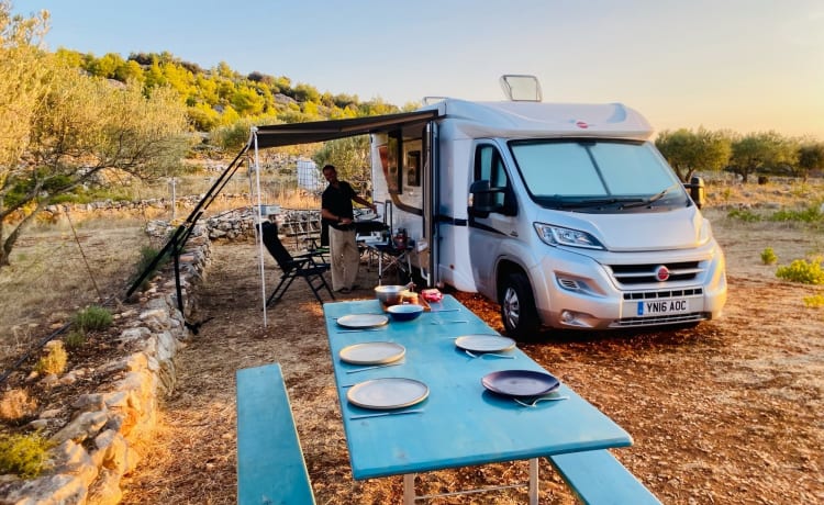 Burt – Volledig off-grid winterbestendige avontuurlijke camper voor twee