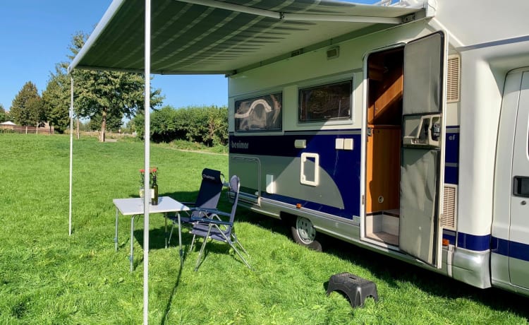 Onze trots – Ampio camper semi-integrato con 4 posti letto