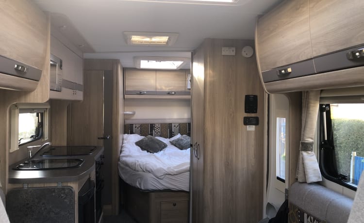 CamperVandy – 4-Bett-Peugeot-Bus von 2018
