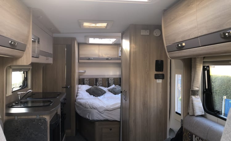 CamperVandy – 4-persoons Peugeot bus uit 2018