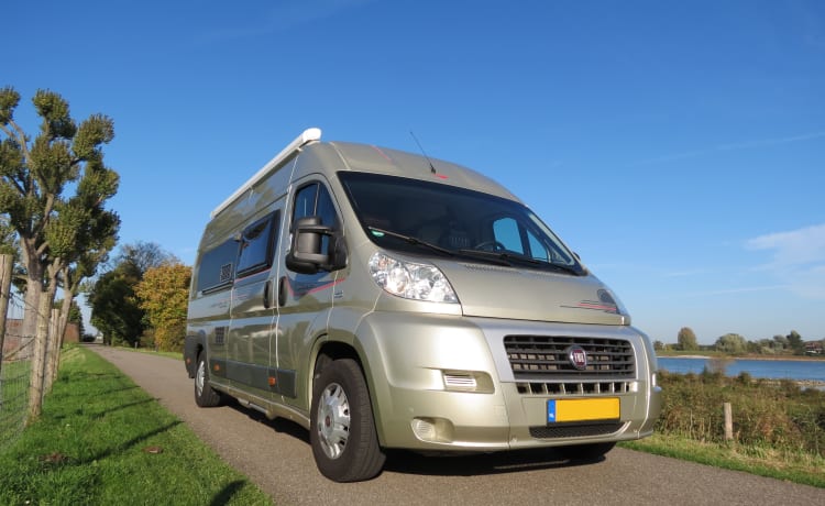 Rolmaatje – Beautiful Roller Team Livingstone bus camper (2.5p) for rent
